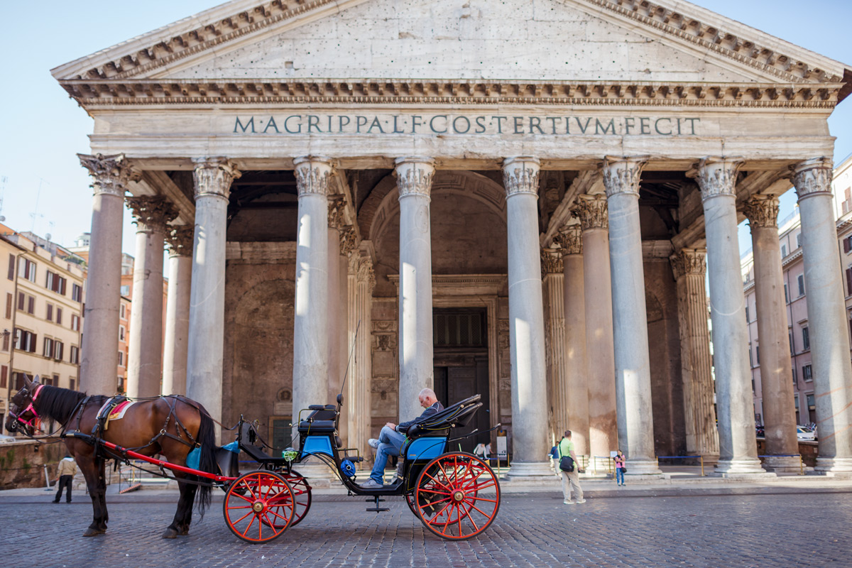 Inschrift M AGRIPPA L F COS TERTIVM FECIT an der Fassade des Pantheons in Rom
