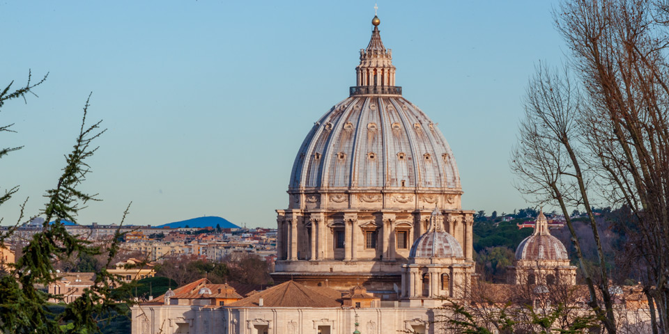 Nahaufnahme der Kuppel des Petersdoms mit einem Teleobjektiv vom Piazzale Garibaldi