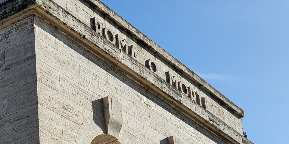 Inschrift Roma o Morte in der Travertinfassade des Garibaldi-Ossariums in Rom