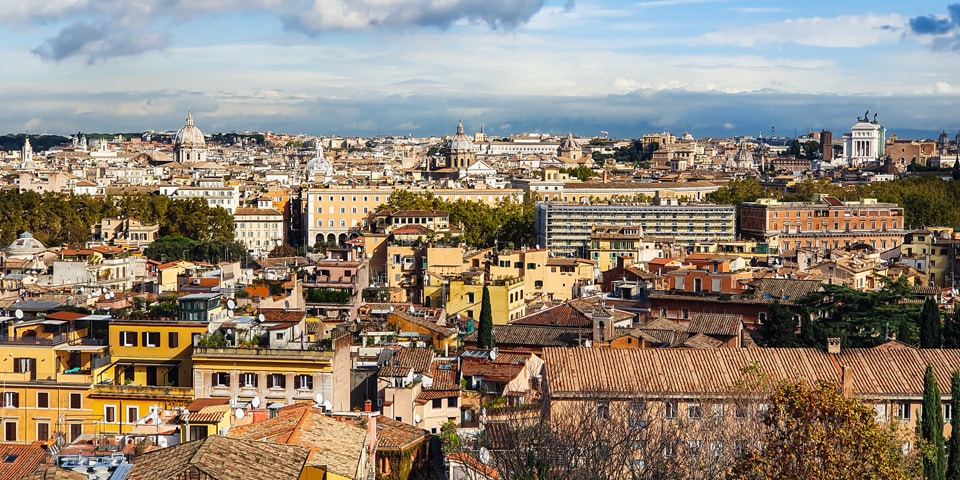 Blick von der Königlichen Spanischen Akademie über Trastevere in Richtung Vittoriano