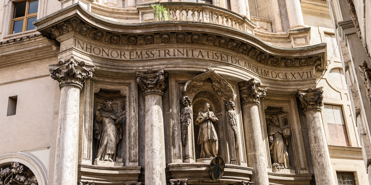 Die Inschrift MDCLXVII datiert Borrominis untere Fassade von San Carlo alle Quattro Fontane auf das Jahr 1667