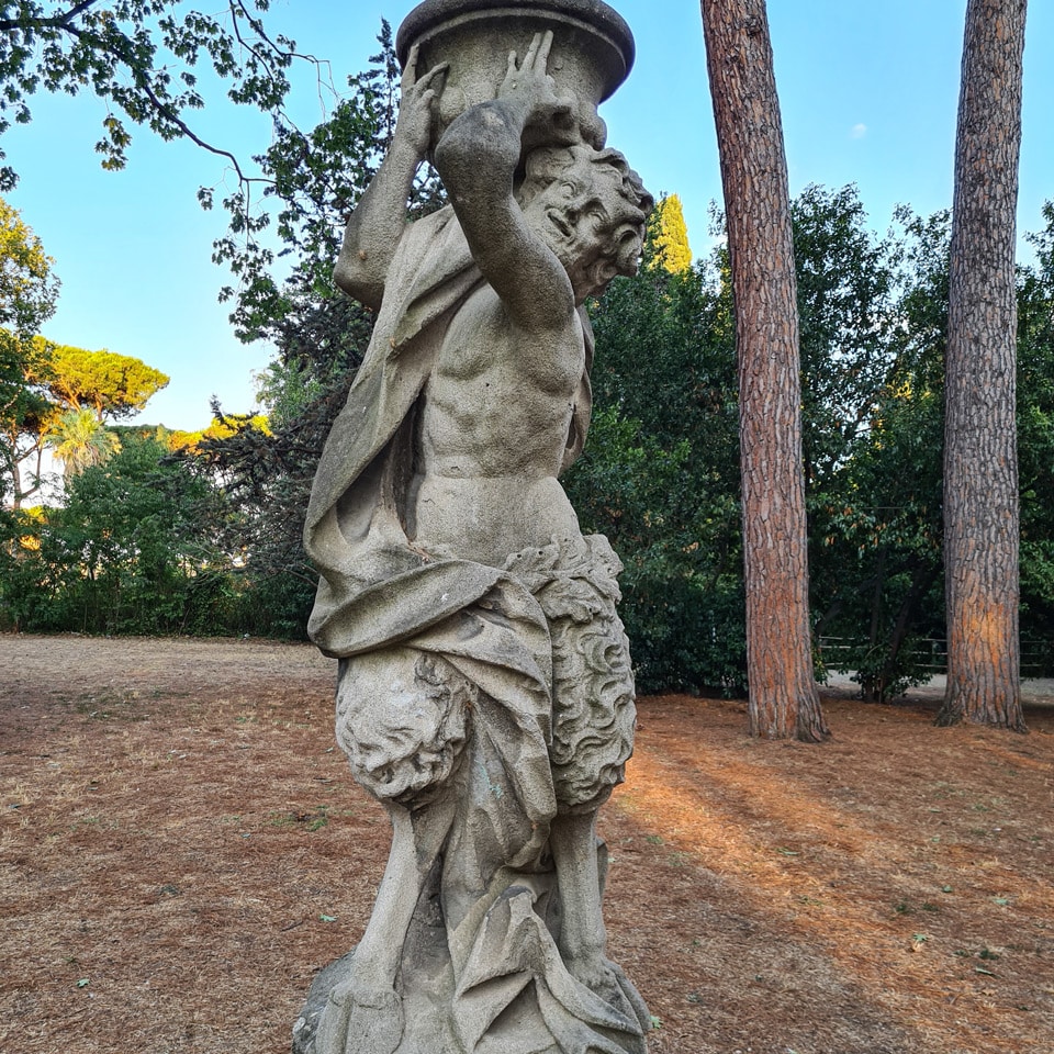 Sandsteinsatyr mit Ziegenbeinen trägt eine Gartenvase in der Villa Sciarra in Rom
