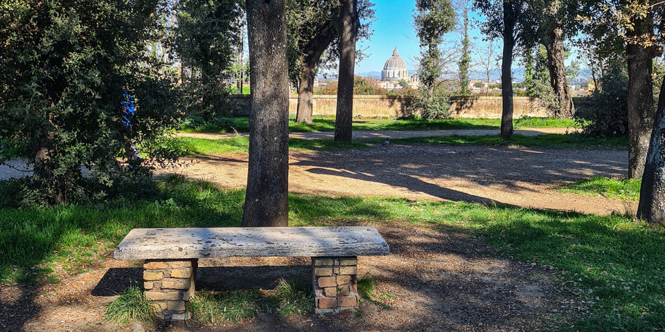 Steinbank mit Blick auf die Kuppel des Petersdoms von der Villa Doria Pamphilj