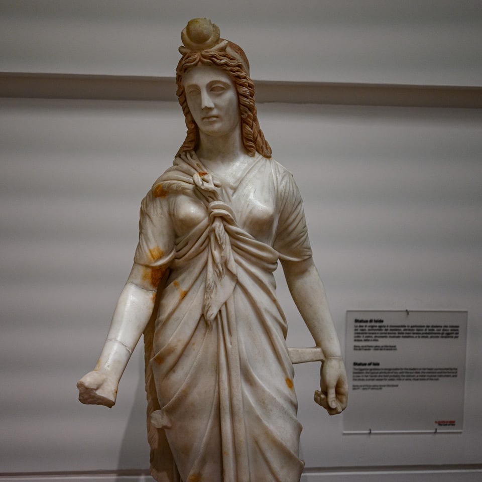 Römische Marmorstatue der ägyptischen Göttin Isis mit Basileion-Krone im Museum der Diokletiansthermen in Rom