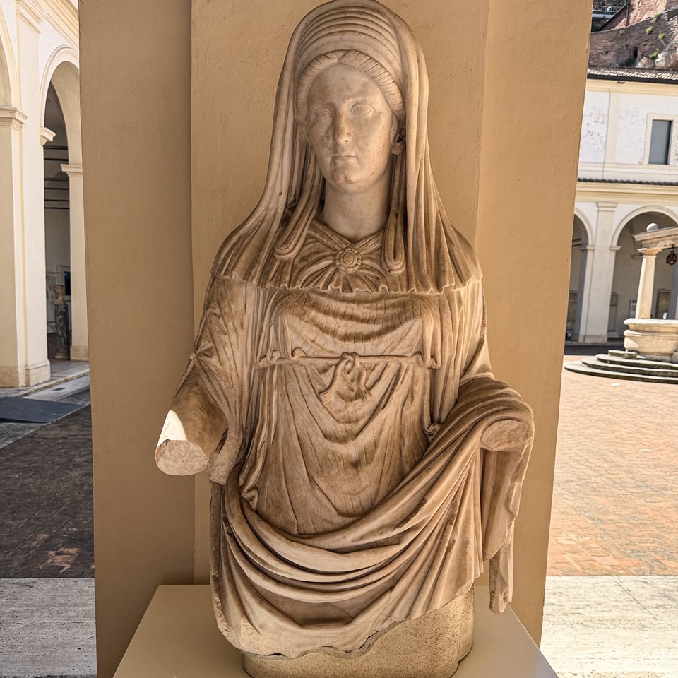 Römische Marmorstatue einer Vestalis Maxima, der obersten Vestalin, aus dem Haus der Vestalinnen auf dem Forum Romanum im Museum der Diokletiansthermen in Rom