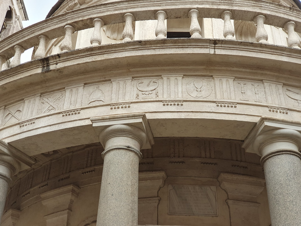 Dorischer Fries des Tempietto mit Triglyphen und Metopen mit päpstlichen und liturgischen Symbolen