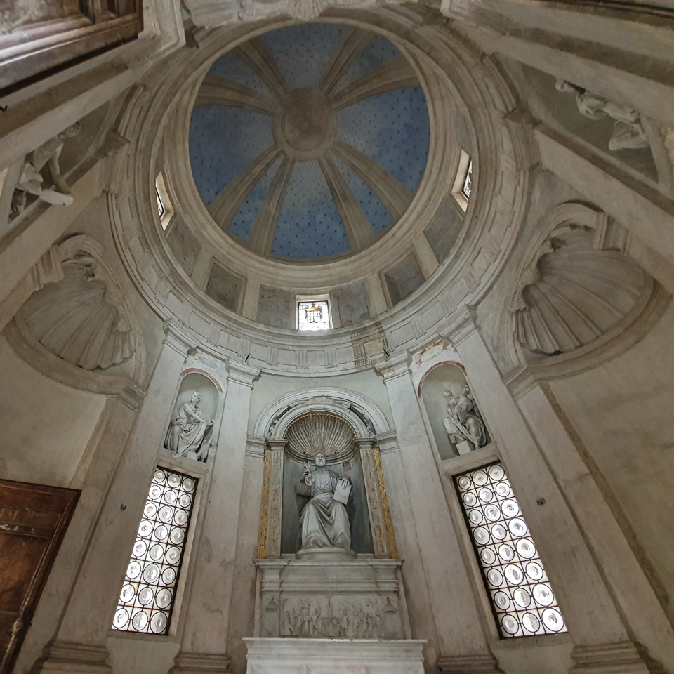 Innenraum des Tempietto mit dem sitzenden heiligen Petrus und Statuen der Evangelisten in Wandnischen