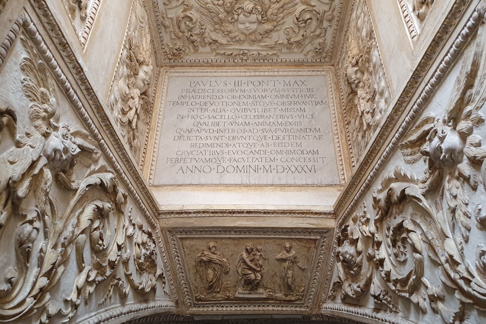 Lateinische Inschrift zum Privileg Papst Pauls III. von 1536 im Lichtschacht über der Krypta des Tempietto