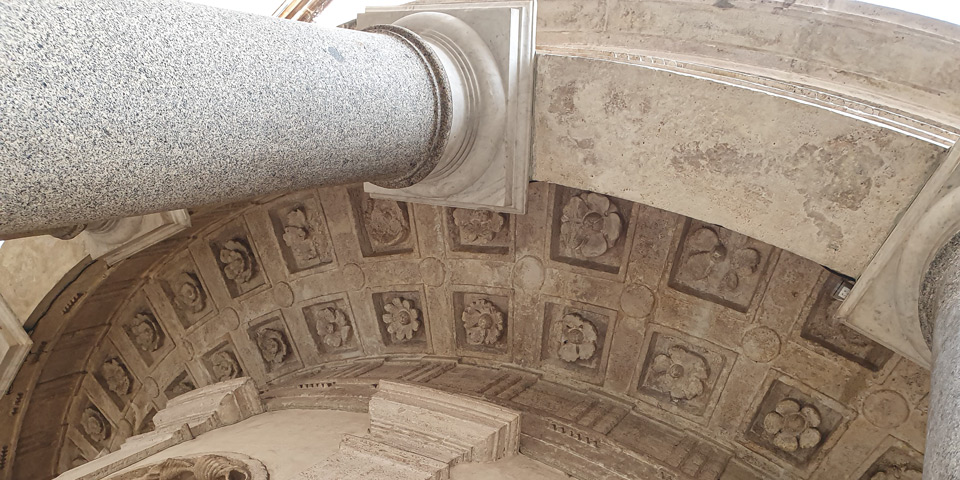 Kassettendecke mit geschnitzten Rosetten unter dem kreisförmigen Portikus von Bramantes Tempietto