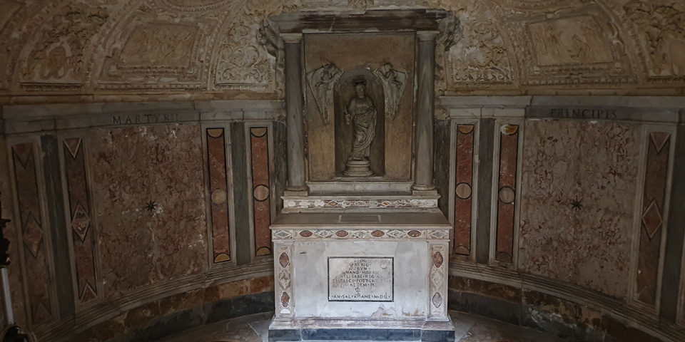 Unterirdische Krypta von Bramantes Tempietto mit Altar, Statue des heiligen Petrus und Gründungsinschrift von 1502