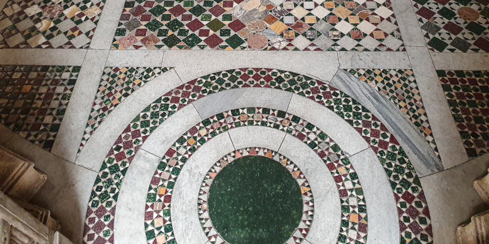 Polychromer Kosmatenboden aus Marmor im Tempietto del Bramante