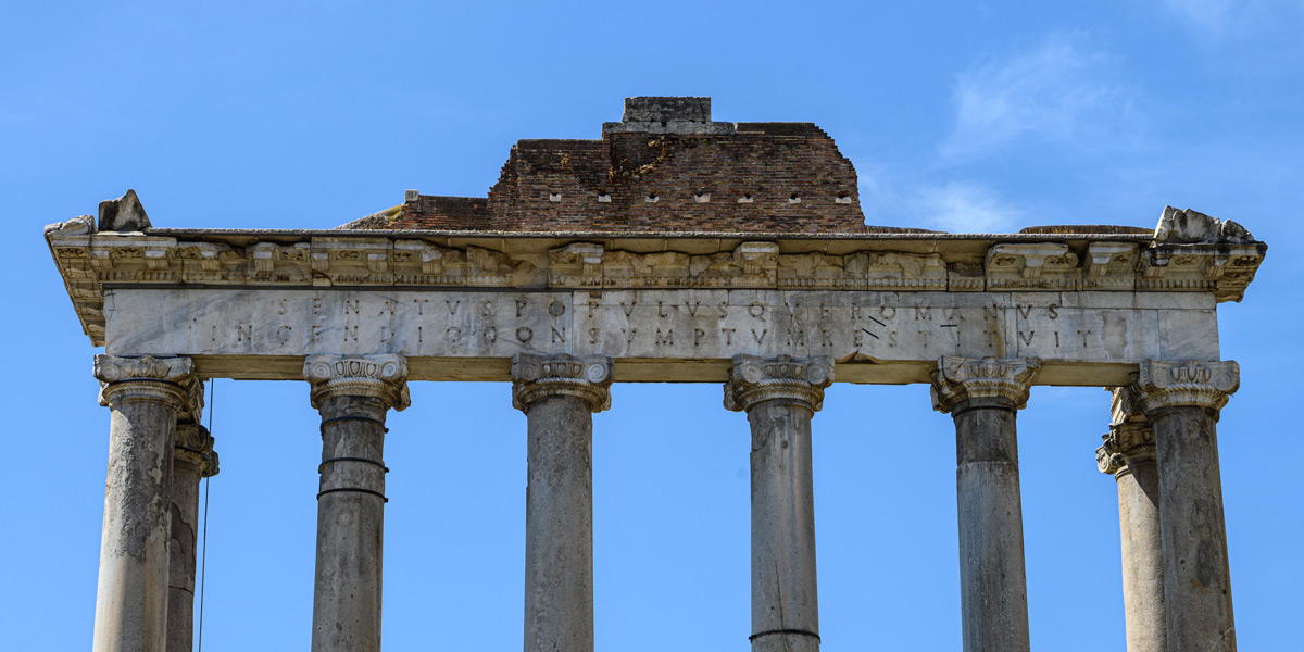 Erste Zeile der Inschrift am Saturntempel mit SENATVS POPVLVSQVE ROMANVS im Forum Romanum