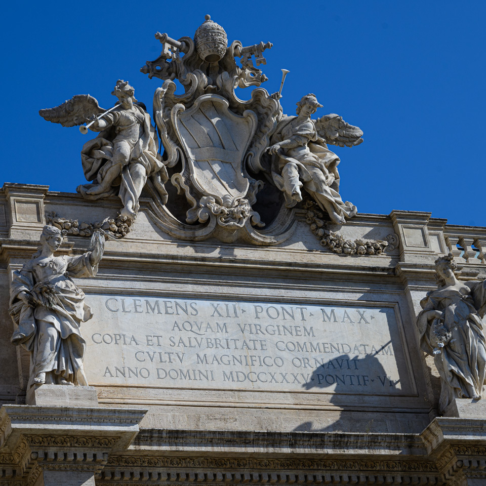 Lateinische Hauptinschrift von Clemens XII. aus dem Jahr 1735 unter dem Corsini-Wappen am Trevi-Brunnen
