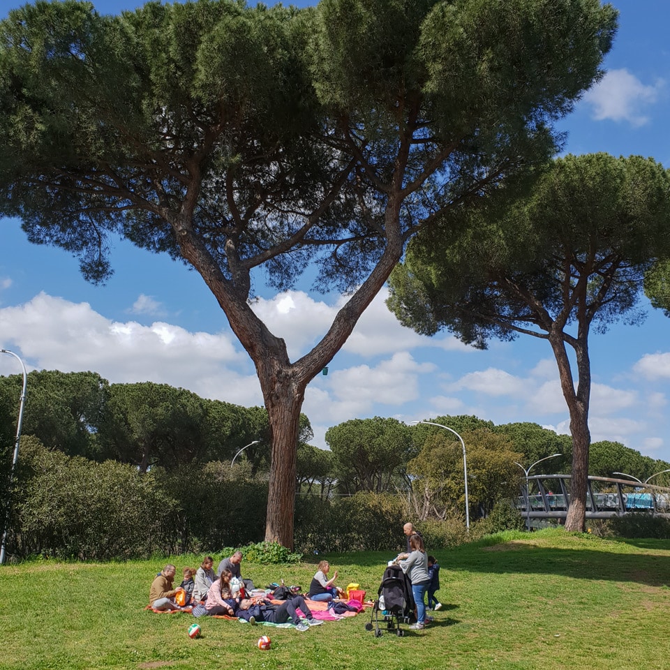 Familien beim Picknick nahe der Fußgängerbrücke über die Via Leone XIII in der Villa Doria Pamphilj