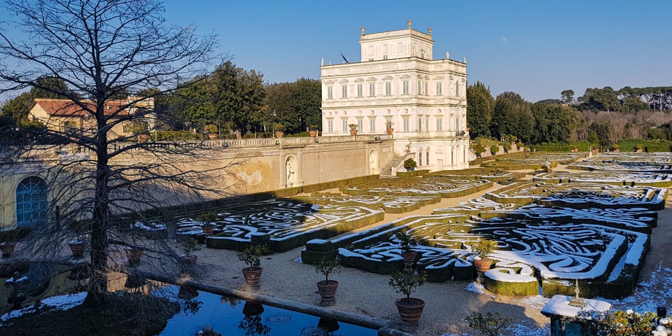 Schnee auf den Hecken des Giardino Segreto neben dem Casino del Bel Respiro im Februar 2018