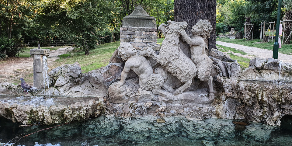 Junge Satyrn spielen mit einer Ziege an einem Felsenbrunnen in der Villa Sciarra in Rom